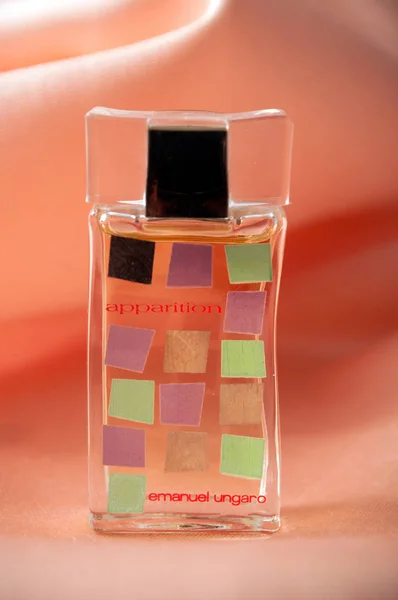 Emmanuel Ungaro parfümü saten arka planda şeffaf bir şişede — Stok fotoğraf