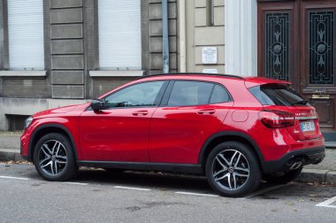  Caddeye park edilmiş kırmızı Mercedes Gla 180 dizel.