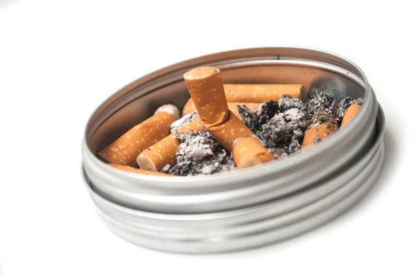 Крупный план металлической пепельницы, полной сигарет привычки — стоковое фото