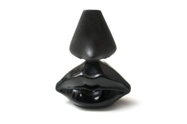 Kurtarıcı Dali parfümü siyah şişede, ağzı şekilli beyaz arka planda