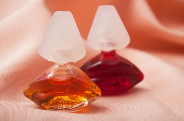 Perfumy Salvator Dali w dwóch przezroczystych butelkach w kształcie ust na satynowym tle — Zdjęcie stockowe