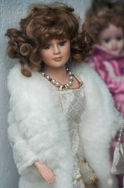 Primer plano de muñeca vintage en el mercadillo en la calle —  Fotos de Stock