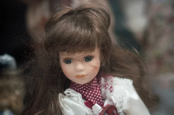 Крупный план старинной куклы на блошином рынке на улице — стоковое фото