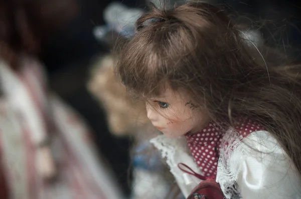 Fechar a boneca vintage no mercado de pulgas na rua — Fotografia de Stock