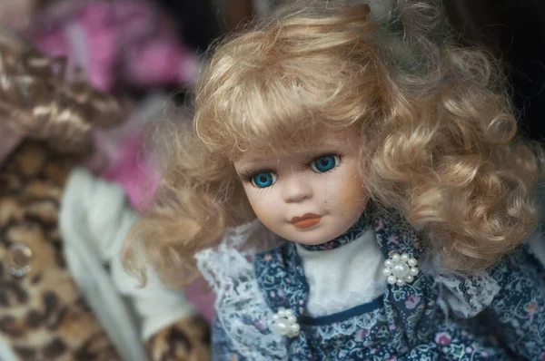 Primer plano de muñeca vintage en el mercadillo en la calle —  Fotos de Stock