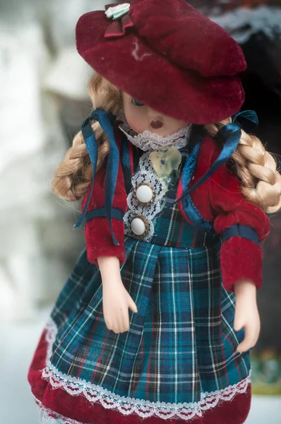 Fechar a boneca vintage no mercado de pulgas na rua — Fotografia de Stock