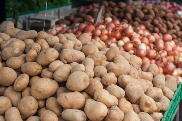 Sluiting van de markt voor biologische aardappelen en uien — Stockfoto