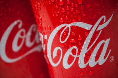 Coca-Cola 'nın üzerine bir damla su. Meşhur Amerikan meşrubat markası.