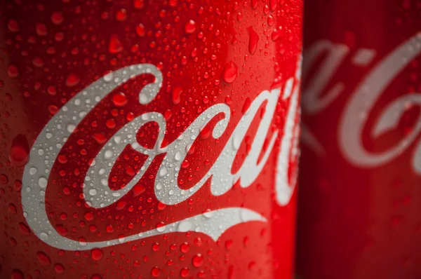 Druppels water op Coca-cola kan tue beroemde merk van Amerikaanse frisdrank — Stockfoto