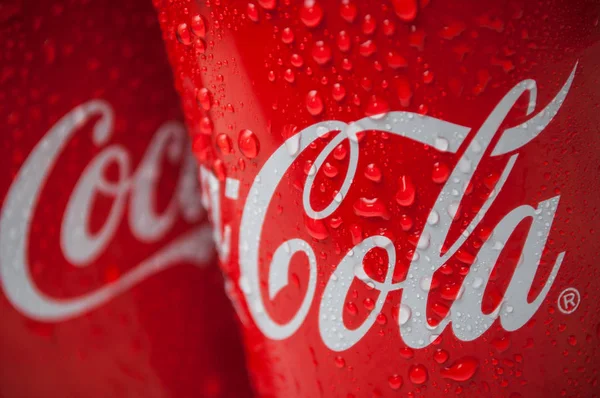 Druppels water op Coca-cola kan tue beroemde merk van Amerikaanse frisdrank — Stockfoto
