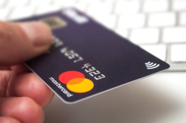 Beyaz klavye arka planında e-ticaret için Skril ana kartı hazır