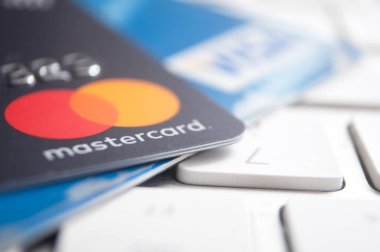 Beyaz klavye arka planında Skril ana kartı