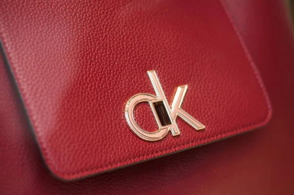 Bolso de cuero rojo de Calvin Klein en una tienda de moda de lujo — Foto de Stock