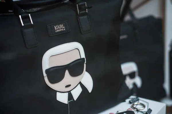 Bolso de cuero negro de Karl Lagerfeld en una tienda de moda de lujo — Foto de Stock