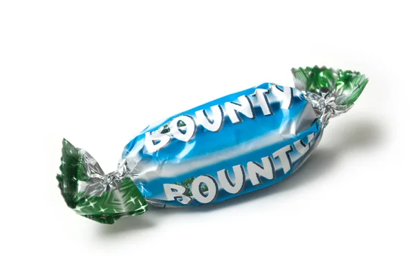 Bounty barra de chocolate de coco por Mars compagny en embalaje azul sobre fondo blanco —  Fotos de Stock