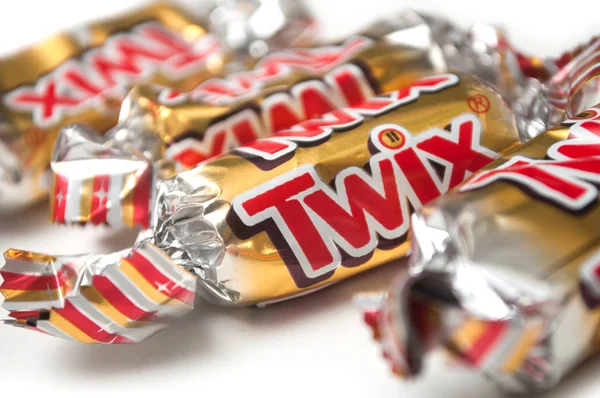 Barra de chocolate Twix de Mars compagny en envases dorados sobre fondo blanco — Foto de Stock