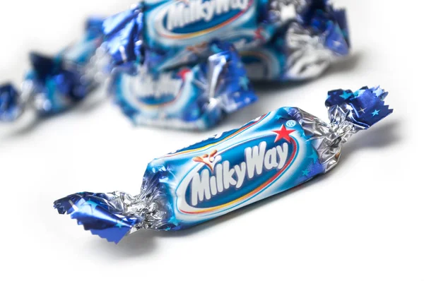 Barra de chocolate Via Láctea por Mars compagny em embalagem azul no fundo branco — Fotografia de Stock