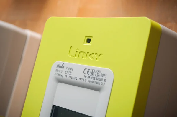 New smart electric meter Linky from ERDF (Electricity Network Distribution France) in the entry of Building — ストック写真