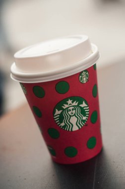Starbucks markasının açık havasında mutlu noeller. Starbucks ünlü fast food zinciri. 