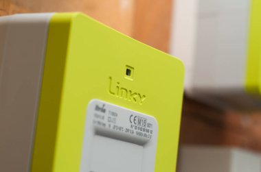 Bina girişinde Erdf 'ten (Fransa Elektrik Ağı Dağıtımı) yeni akıllı elektrik sayacı Bağlantısı
