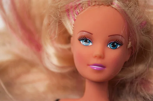 Blond barbie dool porträtt på vit bakgrund — Stockfoto