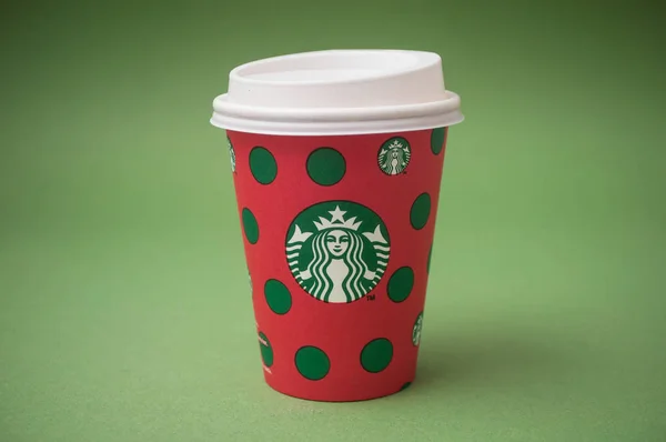 Joyeux Noël emporter tasse en plein air de la marque Starbucks sur fond vert, Starbucks est la célèbre chaîne de restauration rapide — Photo