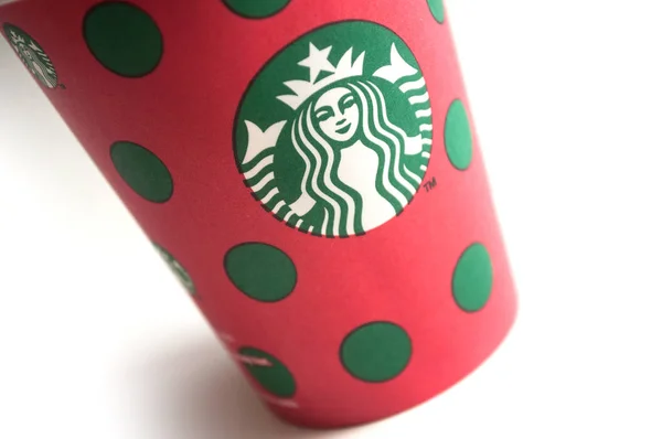 Joyeux noël emporter tasse de marque Starbucks sur fond blanc, Starbucks est la célèbre chaîne de restauration rapide — Photo