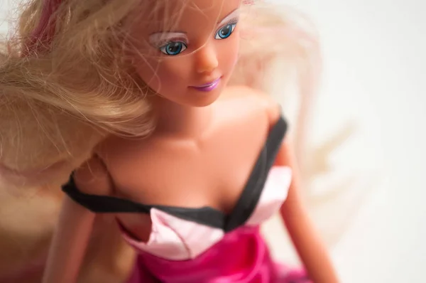 Blond barbie ontlasting portret op witte achtergrond — Stockfoto