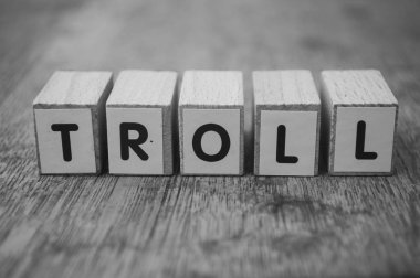 Ahşap masa arkası kavramı hakkında ahşap kelime - Trol