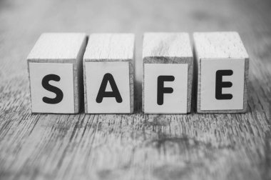 Ahşap masa arkası kavramı üzerine ahşap kelime - güvenli