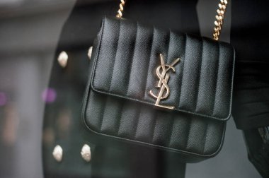 Yves Saint Laurent 'in siyah deri çantası lüks bir mağazada.