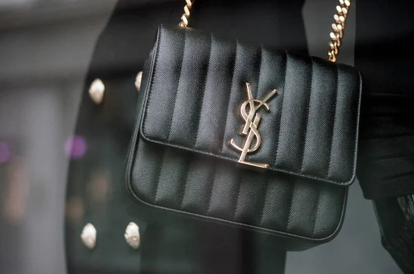 Yves Saint Laurent 'in siyah deri çantası lüks bir mağazada. — Stok fotoğraf