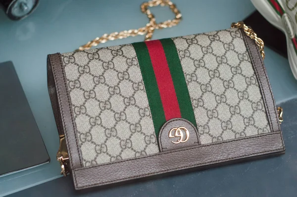 Beige leren handtas met beroemd patroon van Gucci in een luxe modewinkel showroom Rechtenvrije Stockafbeeldingen