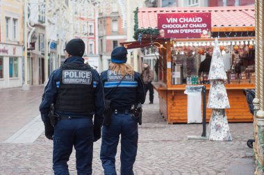 Noel pazarındaki yaya yolunda polis devriyesi.