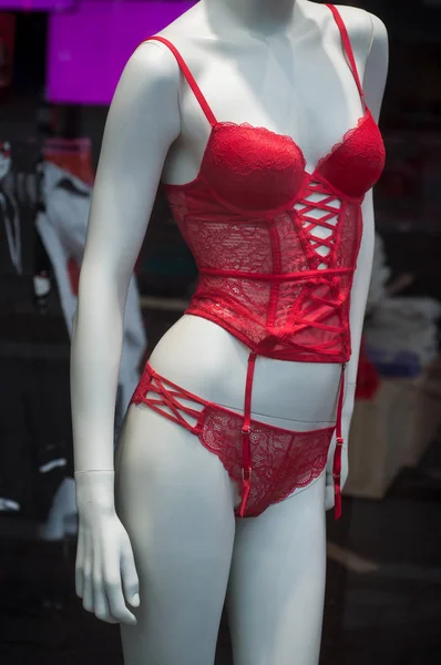 Primer plano de la ropa interior roja en el maniquí en la sala de exposición de la tienda de moda — Foto de Stock