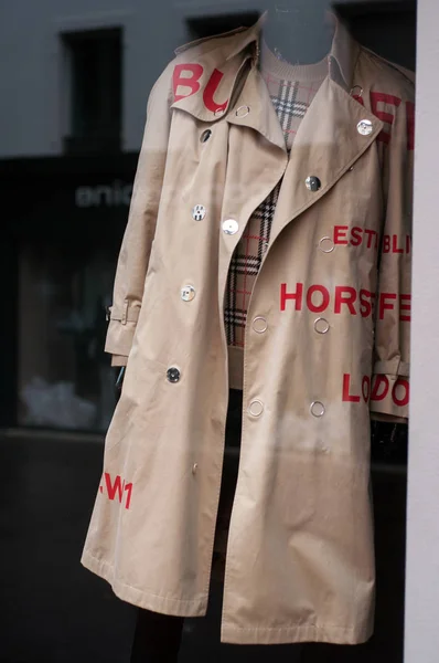 Burberry 'den bej yağmurluk erkekler için lüks bir moda mağazasında — Stok fotoğraf