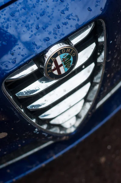 Regen druppels op blauwe alfa romeo front geparkeerd in de straat — Stockfoto