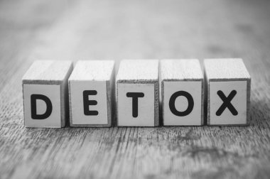 Ahşap masa arkaplanı kavramı üzerine ahşap kelime - Detox