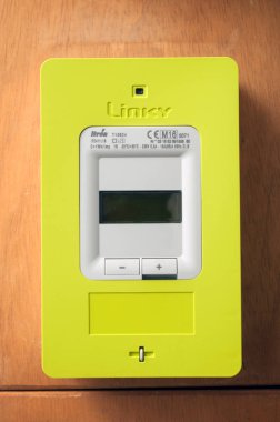 Bina girişinde Erdf 'ten (Fransa Elektrik Ağı Dağıtımı) yeni akıllı elektrik sayacı Bağlantısı