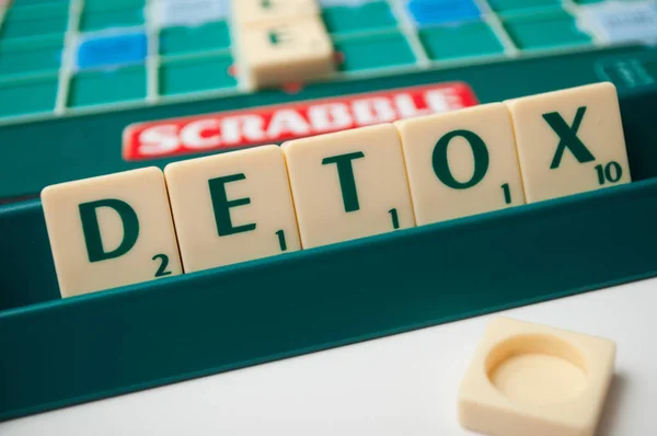 Plastic letters on Scrabble board game forming the word : Detox — ストック写真