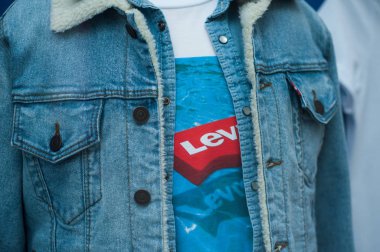 Ünlü moda mağazası zincirinde levis 'in kot ceketi.