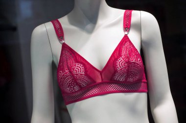 manken moda kırmızı sutyen closeup showroom mağaza