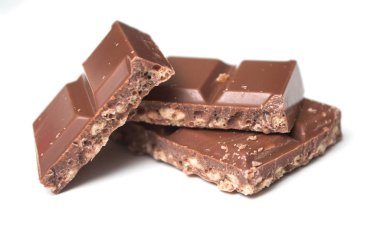 süt closeup pirinç çikolata blokları beyaz arka plan üzerinde kabarık.