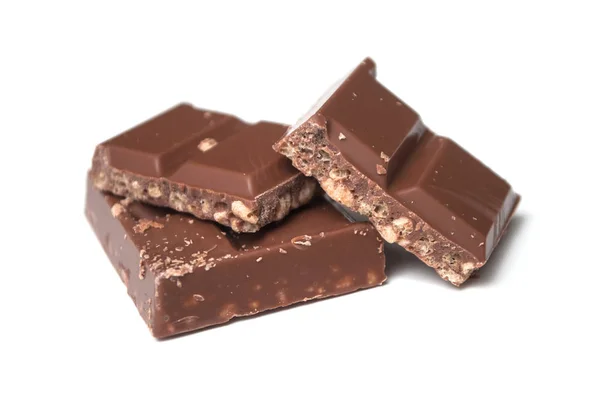 Nahaufnahme von Milchpuffreis-Schokoladenblöcken auf weißem Hintergrund — Stockfoto