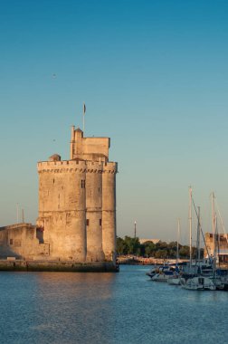 La Rochelle limanının girişindeki ortaçağ kulesi manzarası 