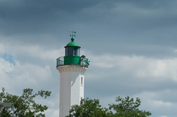 Blick auf den grünen Leuchtturm im Hafen von La Rochelle in Frankreich — Stockfoto