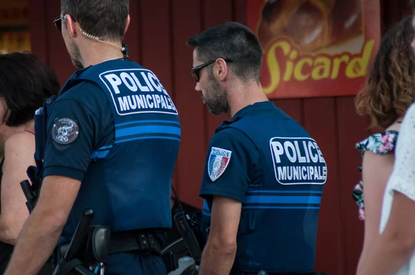 Sokaktaki yerel polis devriyesi.