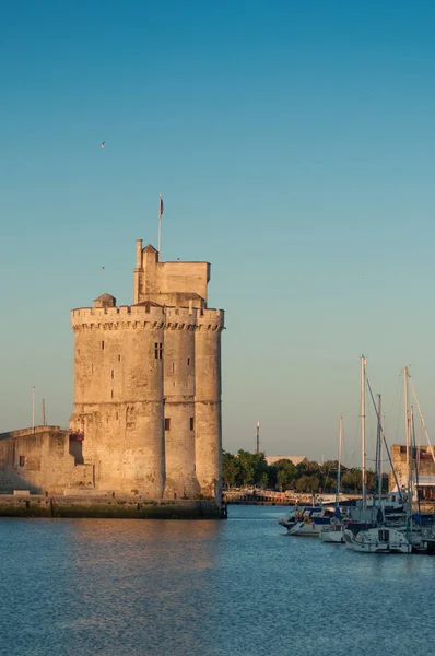 La Rochelle limanının girişindeki ortaçağ kulesi manzarası — Stok fotoğraf