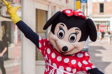 sokakta Minnie fare kostümü olan insanlar