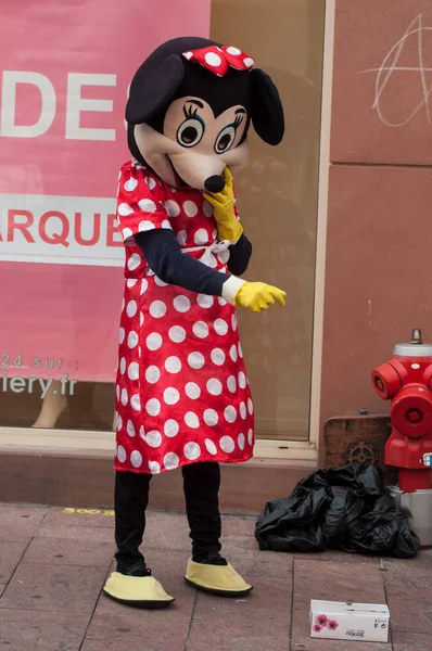 People with Minnie mouse costume in the street — Stock Photo, Image